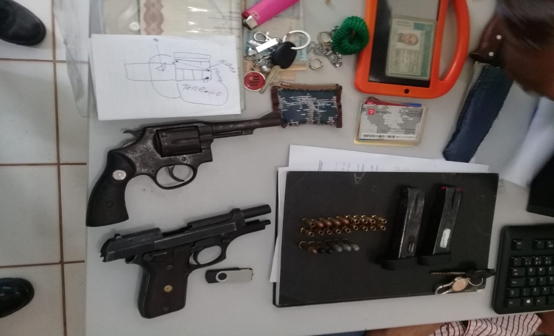 PM apreende duas armas de fogo e duas armas brancas em Plácido de Castro